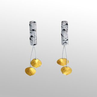 A pair of earrings with gold and silver discs hanging from them.