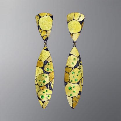 E824 Earrings 'Spring Reflecting in Dew Drops in the Morning'